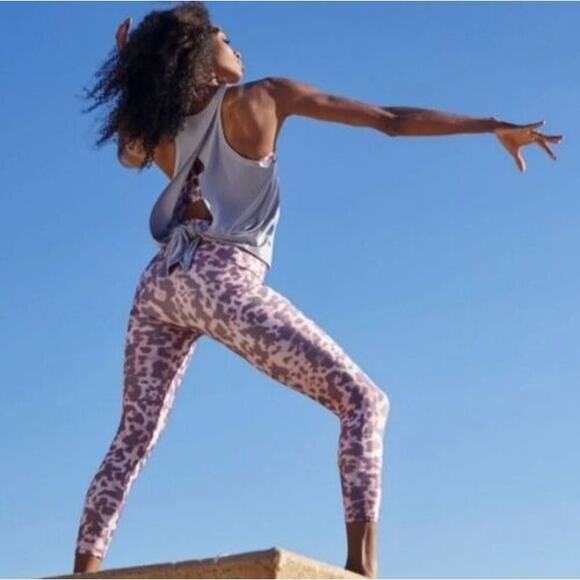 Onzie Womens Printed Leggings Cheetah Print Pants Medium High Waist Animal Print - Picture 3 of 10